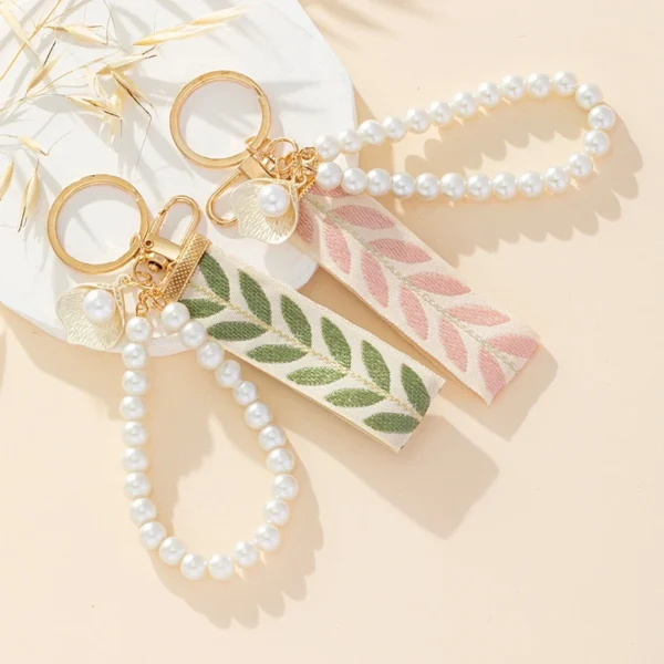 Elegant Faux Pearl Keychain Leaf Shell Wristband Pendant Key Chain for Women Daily Decor Bag Charm Car Key Ring Birthday Gift